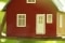 La foto mostra un modellino di casa sul ramo di un albero come segno di autosufficienza energetica