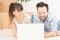 Un couple s’informe sur l’achat d’un chauffage