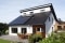 L'immagine mostra il fotovoltaico sul tetto di una casa monofamiliare.
