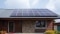 Panneaux solaires sur le toit de la maison