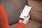 L'immagine mostra una mano con uno smartphone e l'app ViCare aperta come simbolo del controllo Vitopure tramite app.