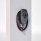 La photo montre la station de recharge Viessmann, complément idéal du système composé d'une pompe à chaleur, d'un installation photovoltaïque et d'une borne de recharge murale.