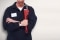 Ein Heizungsfachmann mit Werkzeug in der Hand