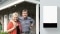 La foto mostra la famiglia Meyer che ha optato per la tecnologia a condensazione a gas Viessmann in combinazione con un impianto solare.