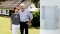 La foto mostra la famiglia Schmoll che ha optato per una pompa di calore aria-acqua Viessmann in combinazione con un impianto fotovoltaico.
