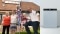 La foto mostra la famiglia Schön che ha optato per una caldaia a pellet Viessmann in combinazione con un impianto solare.