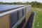 Bâtiment avec panneaux solaires sur le toit plat et la façade